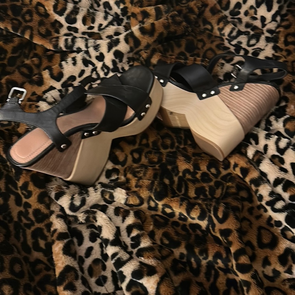 7M GIANI BINI Leather Black/Tan wedge like new.